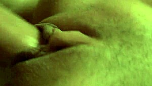 Сладка брюнетка тийн 18+ с опашки язди приятеля след путка лижане