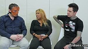 Kenapa Cewek Aneh Ini Berakhir di Asylium Anal Buat Terapi Sakit Begitu?