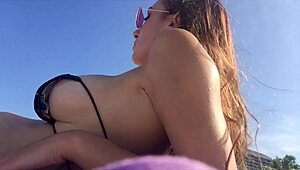 Италианска милф Артемисия пуши и блеска горещи цици на плажа във Флорида 🏖️