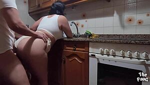 Мексиканска брюнетка 18+ стъпка-дъщеря прегърната в кухня с голяма задница в шорти за бърз догги секс