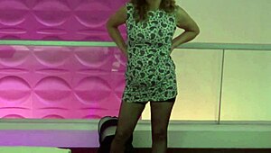 Повдигам роклята си да свърши стъпсънот си и да свърши докато го задоволявям