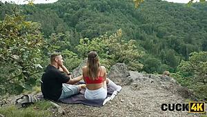 U šumi muž gleda ženu kako prima dva kurca u MMF trojci dok se drka