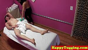 מצלמה נסתרת תופסת מסז'יסטית נורו אמיתית נותנת עיסוי יד אינטנסיבי