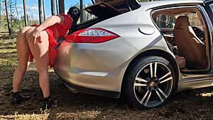 Saattu naimaan metsässä isotissisen naisen kanssa kumartuneena