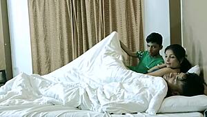 Обожавам кога младият ми 18+ индийски любовник чука горещата бхаби докато съпругът спи в същото легло