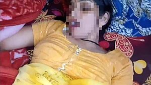 Fratele vitreg o face pe sora vitregă să-i tragă laba în dormitor... apoi o fută tare!