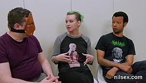 الشرموطة الحلوة بتتناك طيزها بوحشية في جلسة علاج شرجي مؤلم