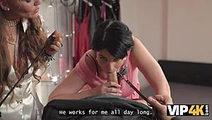 мъжът гледа как чукам непознат в кожа в нощен клуб