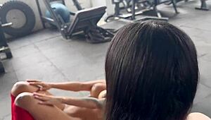 STOR RUMP Kolombiansk TRANS Mai Hernandez greppar min nakna squat-röv och tuttar kåt