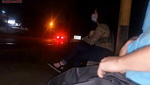 Сервитьорка в автобуса ми прави дълбоко в гърлото на чудовищния хуй публично!