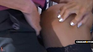 Големи цици милф куга на четири лапи, ако оближеш пищата й добре, ще гълта спермата ти както трябва