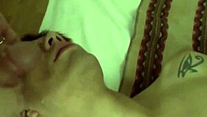 WOW! Vytáhlá shemale stříká do obličeje – nevěříš tomu creampie!