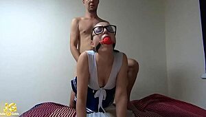 Петит брюнетка студентка 18 сосе учителския хуй с ръка после се огъва за твърд догги тъпане