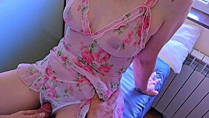 Stiefschwester reibt nasse Fotze an meinem Schwanz im Kleid bis ich abspritze