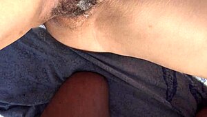 Behaarte französische MILF am Strand lässt Voyeur public auf freie Fotze spritzen