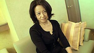 Hat Asiaten-Mama Junko Sakashita auf der Straße ihre fetten Titten gezeigt für Tiefkehl Doggy und Fingern?