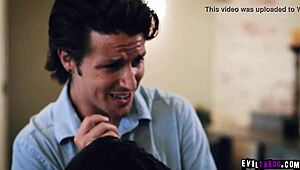 Katie Morgan zapelje in uniči nedolžno Kylie Rocket pri izgubi devištva