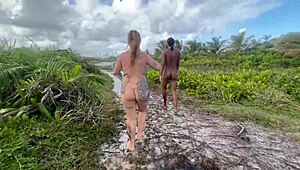 Секси малка 18+ латина с голям задник и клитор се чука отзад до сквирт!