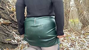 Belle-mère se bouche la chatte après masturbation en collants.