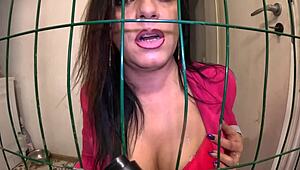 Богинята ти плюе и те удря да се подчини, докато дразни огромната си сочна задница в POV