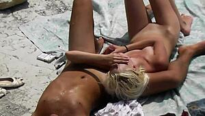 Слаба блондинка воайор гали курчето на приятеля си публично на претъпкана плаж