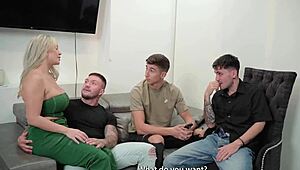 Prietenu-și împărtășește milfa cu țâțe uriașe Tatiana Alvarez cu doi prieteni de Crăciun