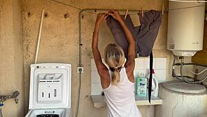 Waschmaschine wackelt Nachbar fickt MILF zu zwei schnellen Creampies