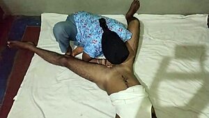 कर्वी इंडियन कॉलेज गर्लफ्रेंड टीज़ करके क्रीमपाई लेती है