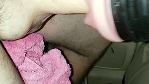 Черна аматорка дълбоко в гърлото огромен черен хуй с играчка отблизо