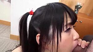 Drobna japońska dziewica 18+ pierwszy raz czuje kutasa starego faceta bez cenzury