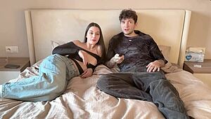 Soczyste idealne cycki obcej laski prowokują ostre walenie na pierwszej randce