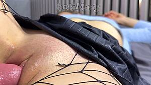 Как тая милф путка капе кремпай след близък план късане дрехи и ебане?