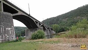 Хей чувак иска пари нека непознат чука секси гаджето Liliane на открито за бързи бакс