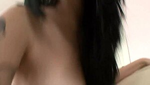 Бебситър Никъл Малис язди хуй и взема огромен фейшъл от съпруга на клиента