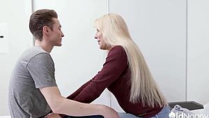 Sunt aplecată total futută la patru și linsă de pulă de cougar fierbinte ugh