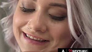 Три готови петитни 18+ лезбийки пръсти целуват лижат и тъпчат мокрите си путки на открито в грубо групово.