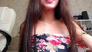 Kleinwüchsige Latina-Studentin-Schlampe zeigt enge Muschi und Titten vor Cam