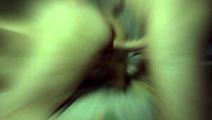 Ей секси 18-годишна брюнетка масаж на гъза става диво чукане