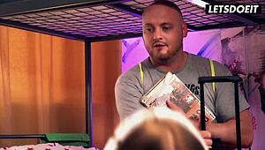 gamerka stella flex liże cipkę i ostro rucha z napalonym współlokatorem