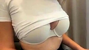 Stiefmutter hebt kurzen Rock und zeigt ihren BH