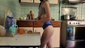 Angajata aplecată peste tejghea în bucătărie pentru futere rapidă cu șeful