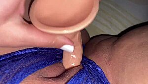 Красивата латина пробива синьото гащично с дилдо до мокър оргазъм близо