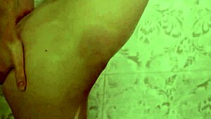 Малка слаба 18г. кукличка дразни стегнатата си путка в душа, искаш ли да видиш?