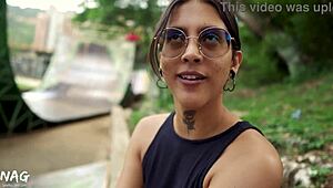Bin über geilen Arsch von tschechischer MILF im Park gestolpert, die geflasht hat