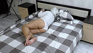 Curul strâns al mamei vitrege strânge provocator pula fiului vitreg