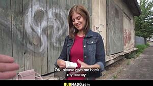 Никога ли не си се чудил как атлетична брюнетка поема чудовищен курва на открито за пари?