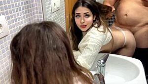 Стопанинът ме чука бързо в банята докато гаджето ми готви!!