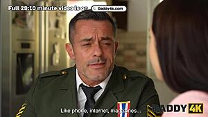 Кльощав млада 18+ курва изневерява с татко от армията който напъхва в пиърсваната й тесна путка