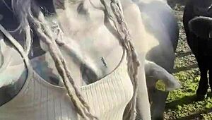 Мила блондинка с големи цици поема твърд анал в стегнатия задник