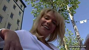 Deutsche blonde MILF-Hausfrau wichst rasierte Fotze auf Amateur-Casting-Couch